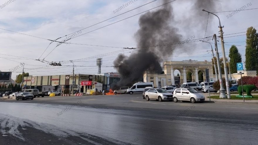 У саратовского вокзала загорелась машина