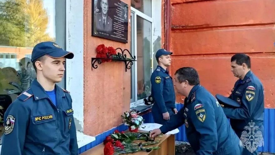 В Саратове открыли мемориальную доску в честь погибшего на СВО пожарного