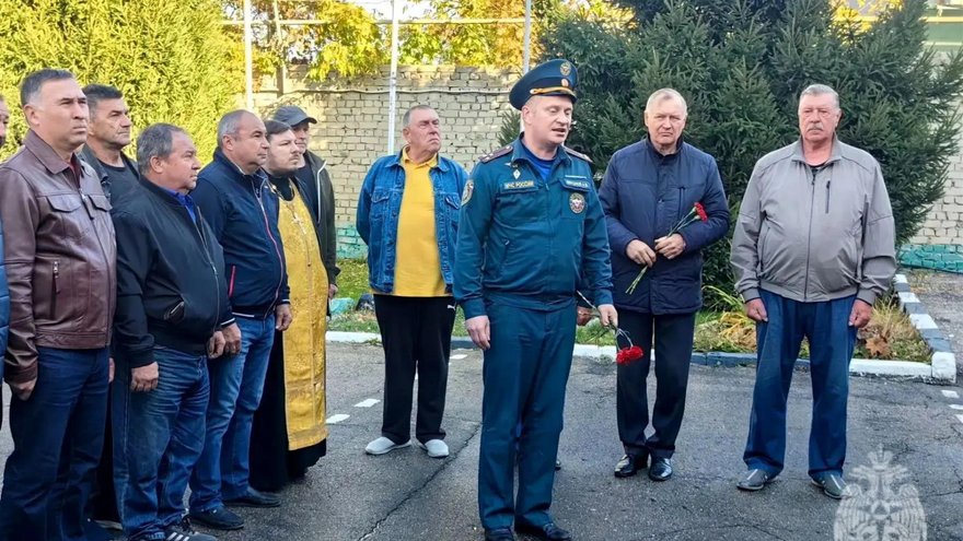 В Саратове открыли мемориальную доску в честь погибшего на СВО пожарного