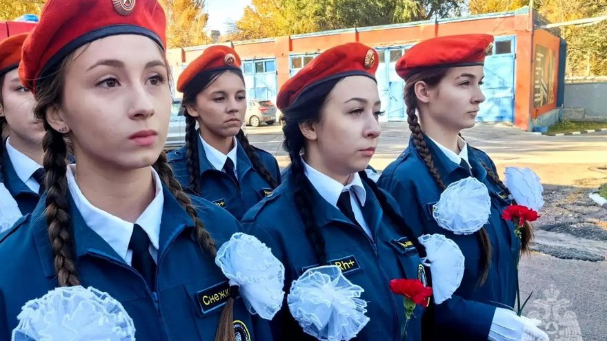В Саратове открыли мемориальную доску в честь погибшего на СВО пожарного