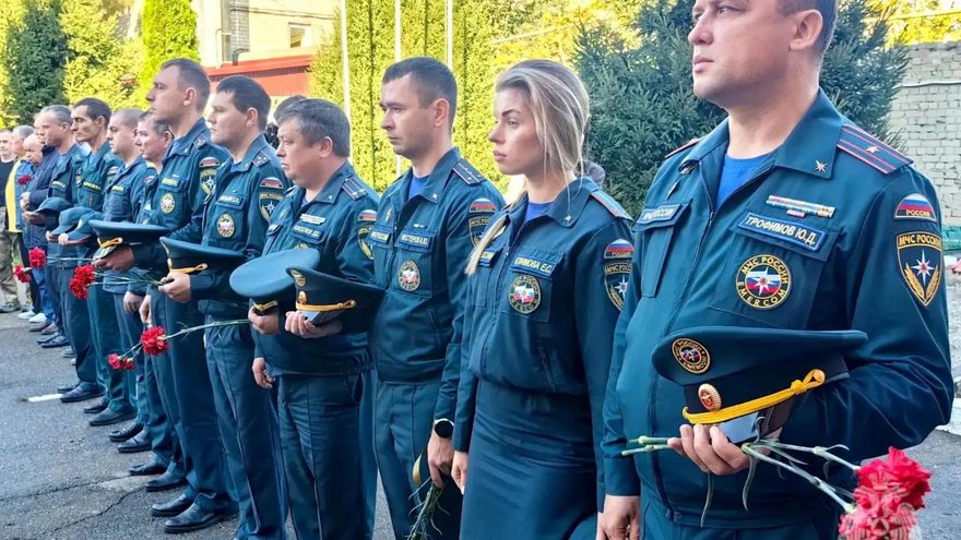 В Саратове открыли мемориальную доску в честь погибшего на СВО пожарного