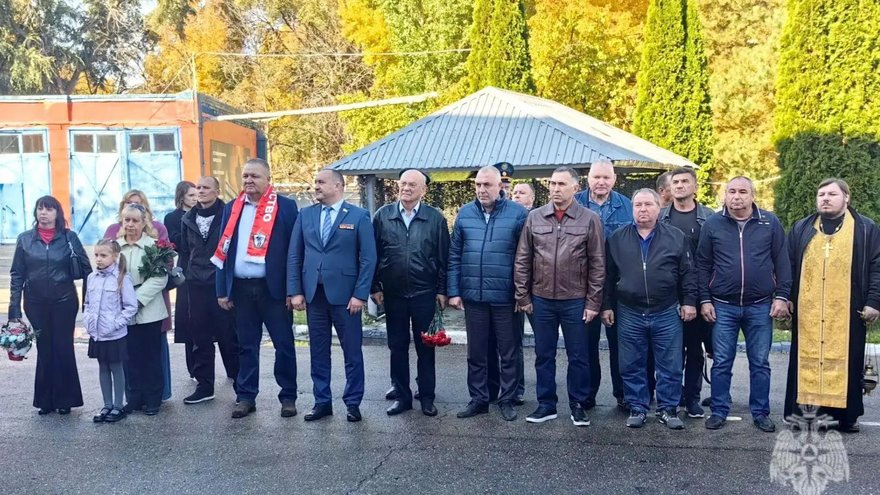 В Саратове открыли мемориальную доску в честь погибшего на СВО пожарного
