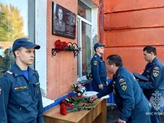В Саратове открыли мемориальную доску в честь погибшего на СВО пожарного
