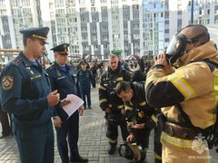 Саратовский пожарный забежал на 22-й этаж за 2 минуты