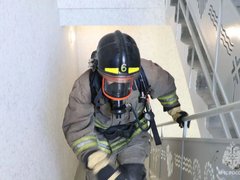 Саратовский пожарный забежал на 22-й этаж за 2 минуты