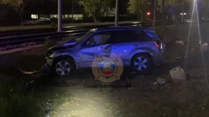 В Саратове женщина погибла в перевернувшейся машине