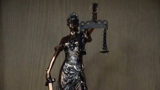 В Саратове любительница спиртного дважды ограбила магазин с ножом