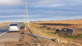В Саратове легковушка влетела в столб: водитель погиб