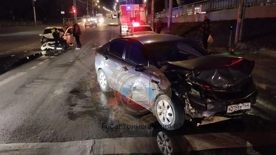 В Саратове два водителя пострадали в столкновении легковушек