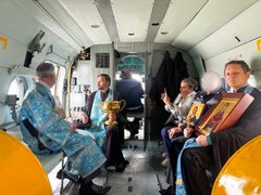 Священники с иконой облетели Энгельс на вертолете
