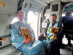 Священники с иконой облетели Энгельс на вертолете