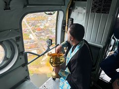 Священники с иконой облетели Энгельс на вертолете