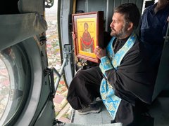 Священники с иконой облетели Энгельс на вертолете