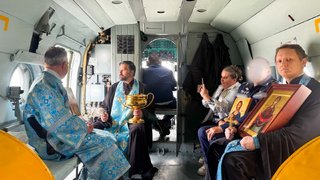 Священники с иконой облетели Энгельс на вертолете
