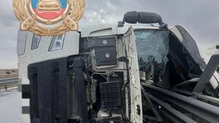 В Энгельсском районе фура врезалась в отбойник и перевернулась