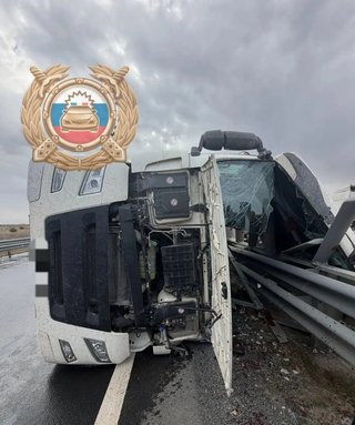 В Энгельсском районе фура врезалась в отбойник и перевернулась