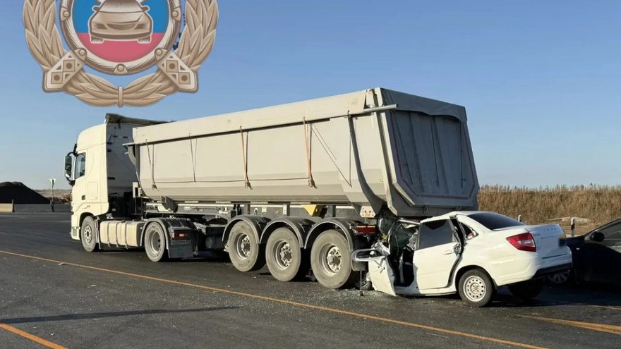 В нырнувшей под грузовик Ладе погиб мужчина