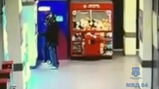 В Саратове воры в мотошлемах обчистили игровой автомат