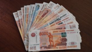 Попавшемуся на взятках налоговику подпортили трудовую книжку