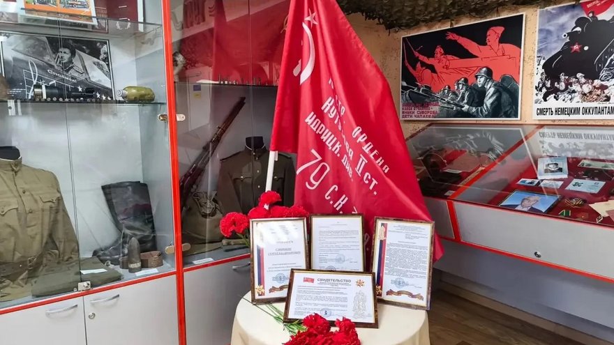В Энгельсский дом-интернат на вечное хранение передали копию Знамени Победы