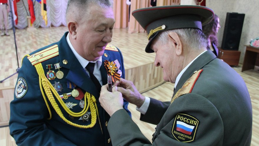 В Энгельсский дом-интернат на вечное хранение передали копию Знамени Победы