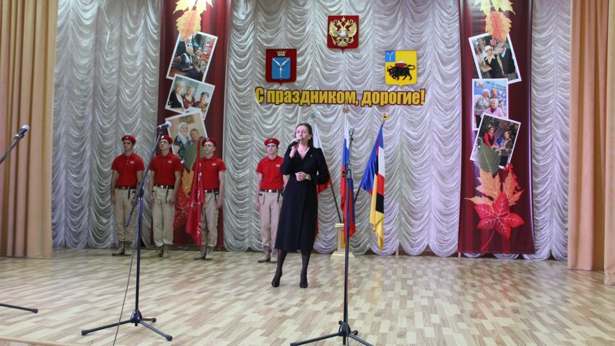 В Энгельсский дом-интернат на вечное хранение передали копию Знамени Победы
