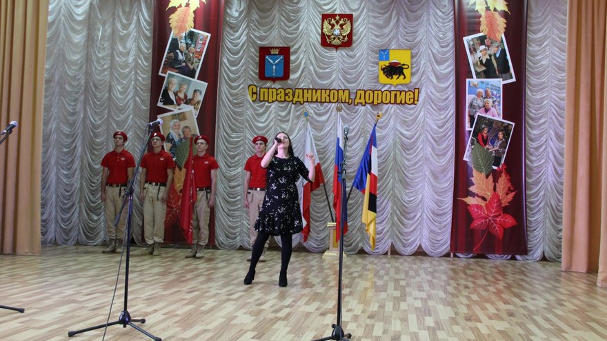 В Энгельсский дом-интернат на вечное хранение передали копию Знамени Победы