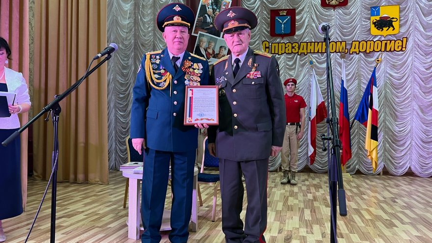 В Энгельсский дом-интернат на вечное хранение передали копию Знамени Победы