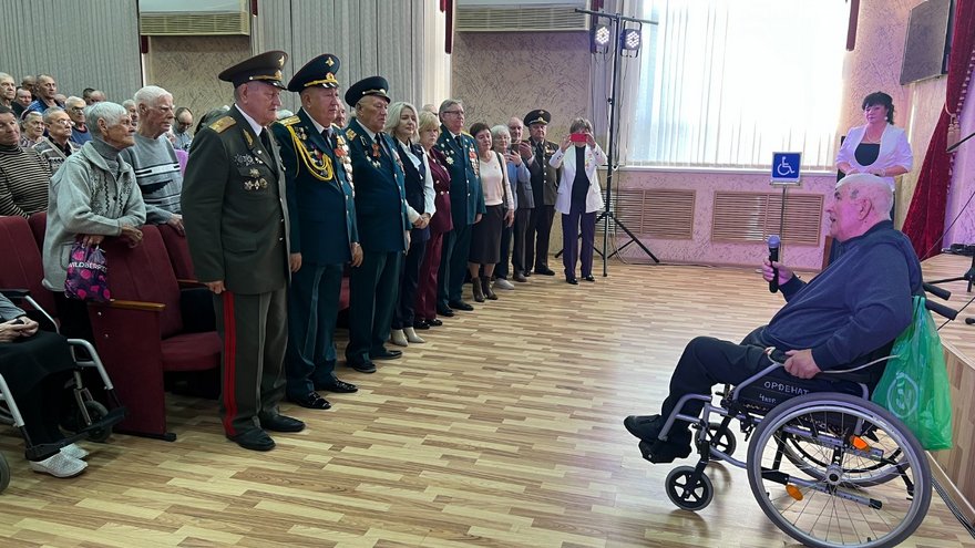 В Энгельсский дом-интернат на вечное хранение передали копию Знамени Победы