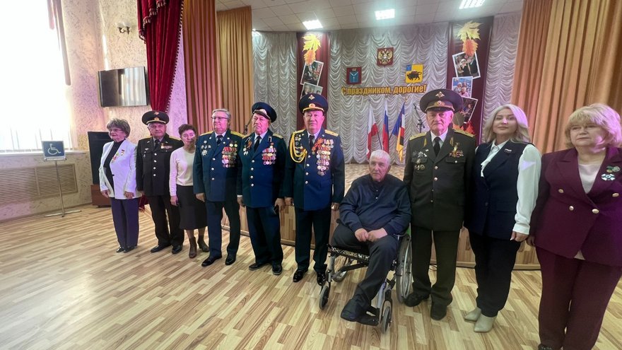 В Энгельсский дом-интернат на вечное хранение передали копию Знамени Победы