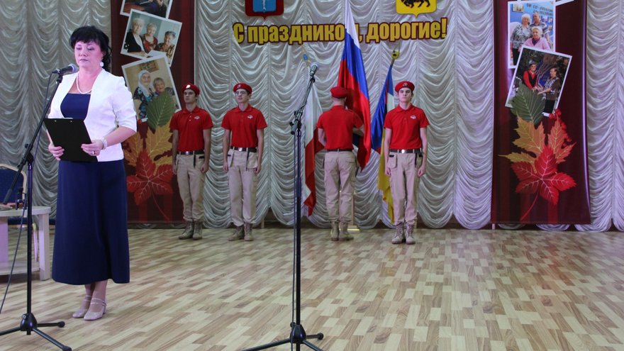В Энгельсский дом-интернат на вечное хранение передали копию Знамени Победы
