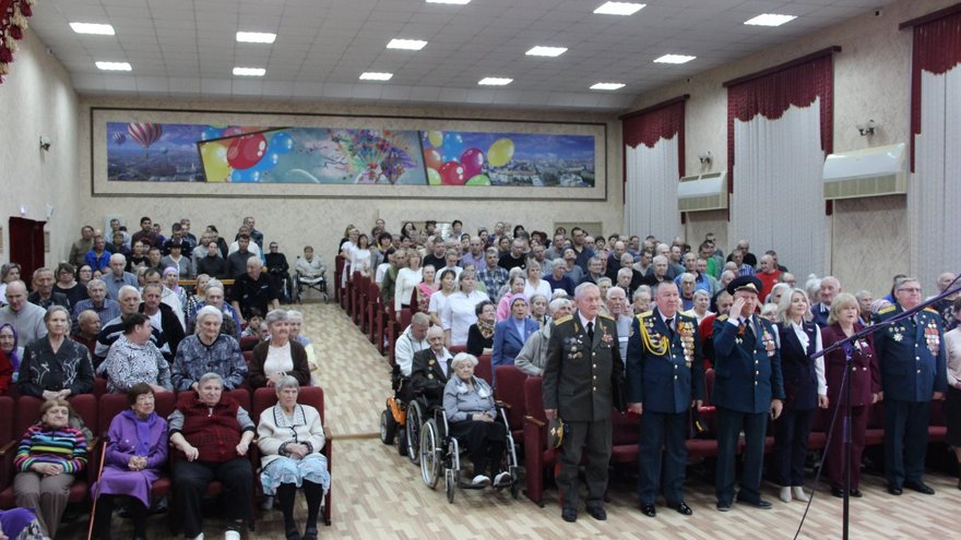 В Энгельсский дом-интернат на вечное хранение передали копию Знамени Победы