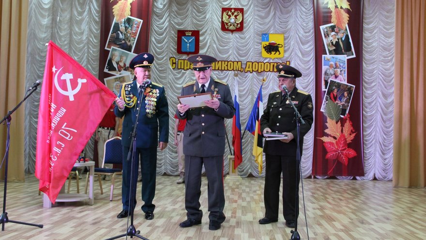 В Энгельсский дом-интернат на вечное хранение передали копию Знамени Победы