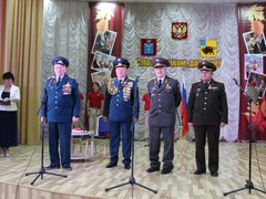 В Энгельсский дом-интернат на вечное хранение передали копию Знамени Победы