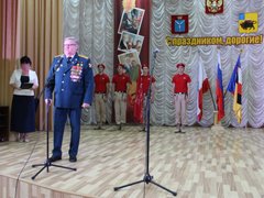 В Энгельсский дом-интернат на вечное хранение передали копию Знамени Победы
