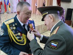 В Энгельсский дом-интернат на вечное хранение передали копию Знамени Победы
