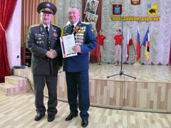 В Энгельсский дом-интернат на вечное хранение передали копию Знамени Победы