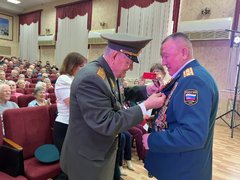 В Энгельсский дом-интернат на вечное хранение передали копию Знамени Победы