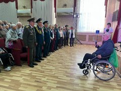 В Энгельсский дом-интернат на вечное хранение передали копию Знамени Победы