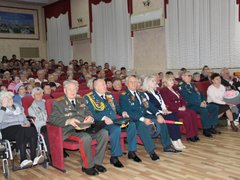 В Энгельсский дом-интернат на вечное хранение передали копию Знамени Победы