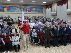 В Энгельсский дом-интернат на вечное хранение передали копию Знамени Победы