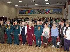 В Энгельсский дом-интернат на вечное хранение передали копию Знамени Победы