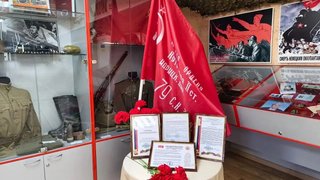 В Энгельсский дом-интернат на вечное хранение передали копию Знамени Победы