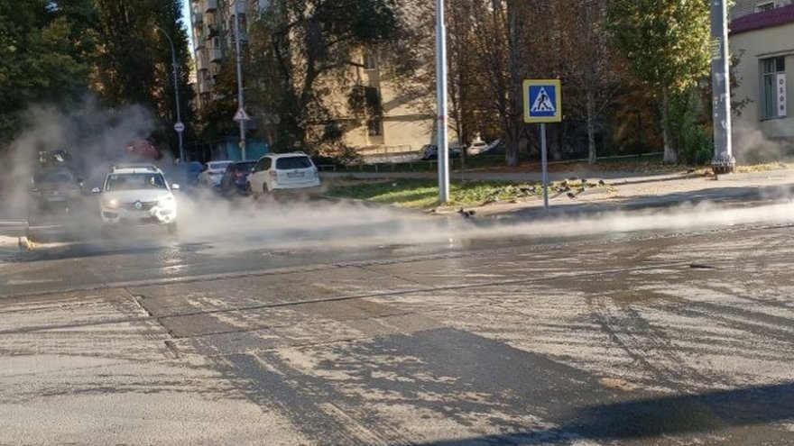 В центре Саратова дорогу затопило кипятком