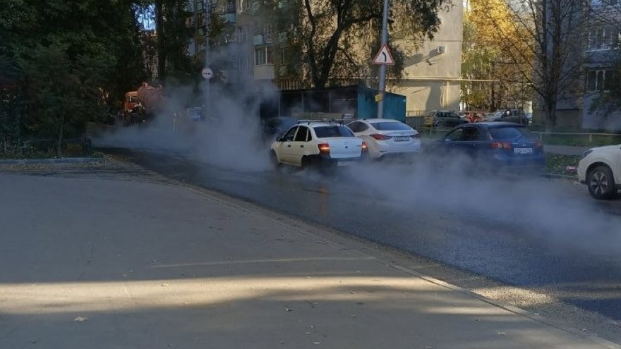 В центре Саратова дорогу затопило кипятком