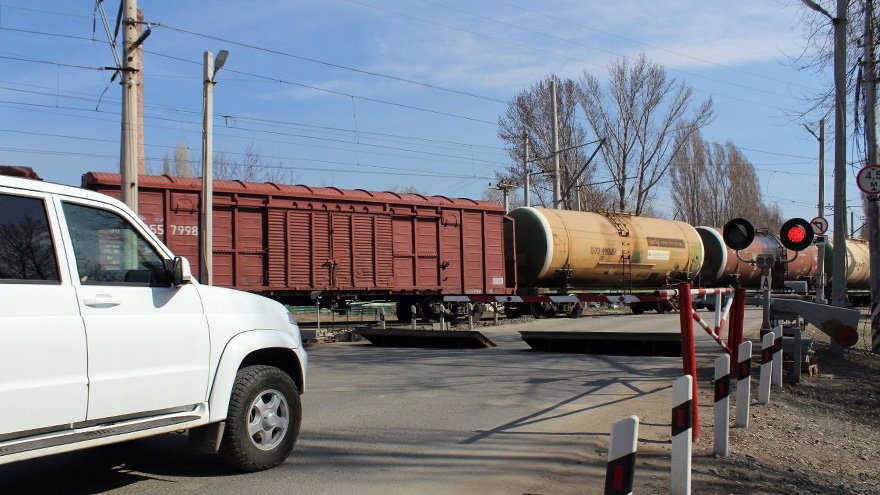В Саратове на 30 часов закроют железнодорожный переезд