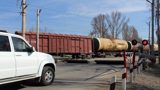 В Саратове на 30 часов закроют железнодорожный переезд