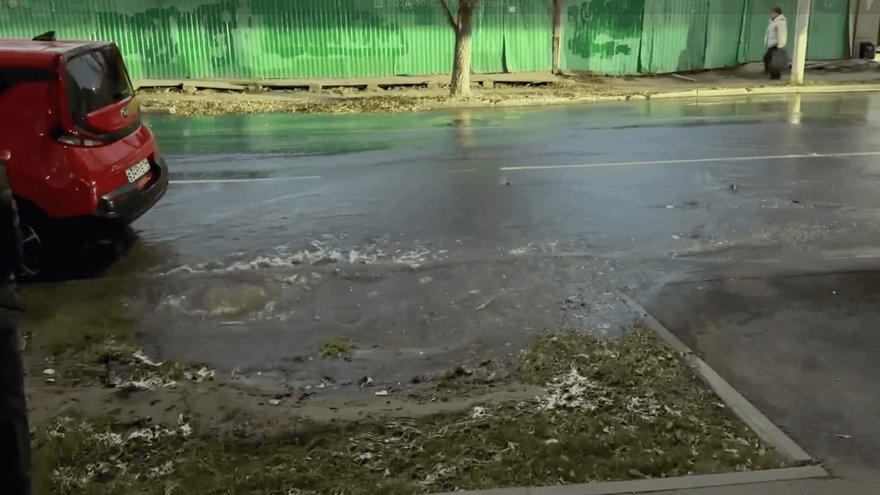 В центре Саратова забил коммунальный фонтан