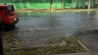 В центре Саратова забил коммунальный фонтан