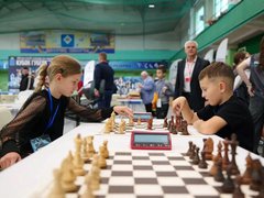 Гроссмейстера Карякина впечатлил масштаб детского шахматного турнира в Саратовской области
